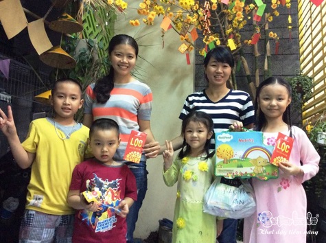 Kết thúc hội chợ, các bạn ra về với lỉnh khỉnh quà trên tay