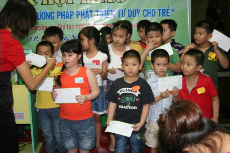 Các bé nhận quà tại Cuộc thi