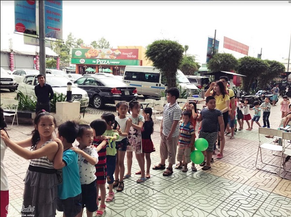 Xếp hàng đăng ký tham gia chương trình