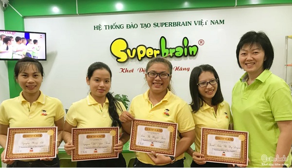 Giáo viên nhận giấy chứng nhận sau khi đào tạo