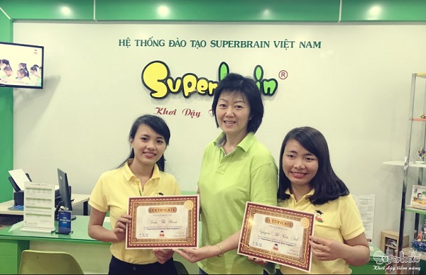 Giáo viên nhận giấy chứng nhận sau khi đào tạo