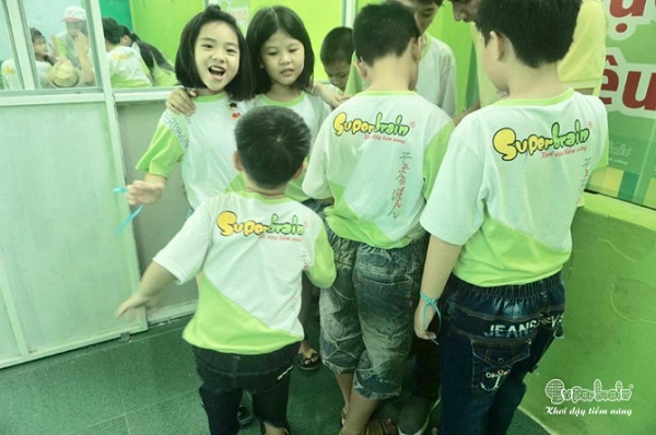 Đội Superbrain nhí thảo luận kế hoạch