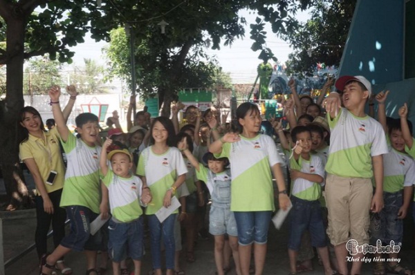 Các bạn nhỏ Superbrain tập hợp trước siêu thị Coop - mart