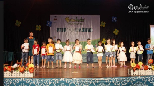 Lên sân khấu nhận quà của Superbrain