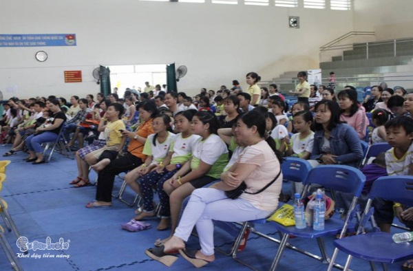 Phụ huynh và học sinh theo dõi chương trình