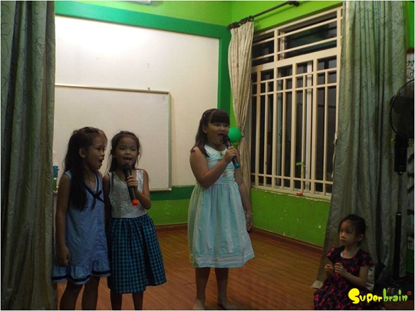 Các ca sĩ nhí biểu diễn văn nghệ