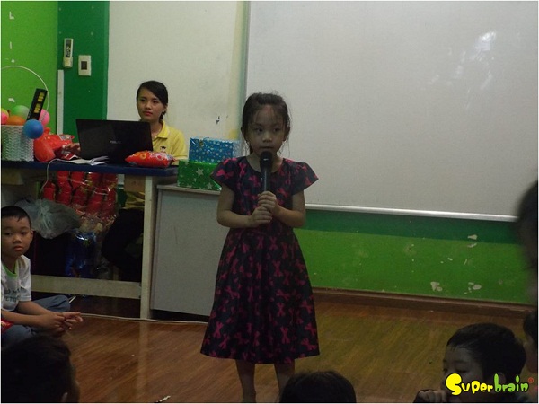 Các ca sĩ nhí biểu diễn văn nghệ