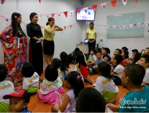 Các thầy cô Superbrain chia sẻ kỹ năng cùng trẻ