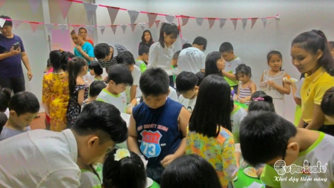 Cùng các thầy cô làm món cơm nắm Nhật Bản