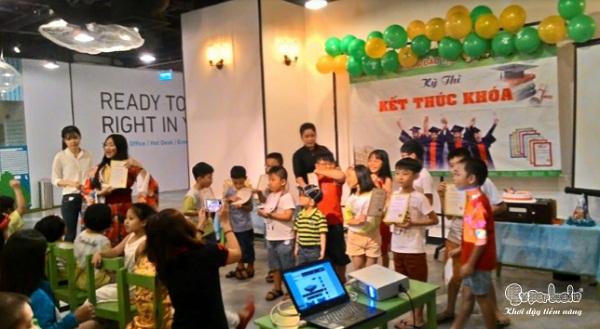 Và khoảnh khắc nhận quà 1/6