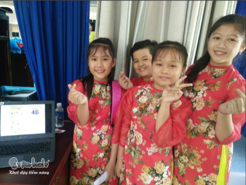 (Các bé tham gia biểu diễn văn nghệ)