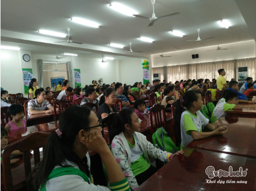 (Phụ huynh chăm chú tham gia chương trình)