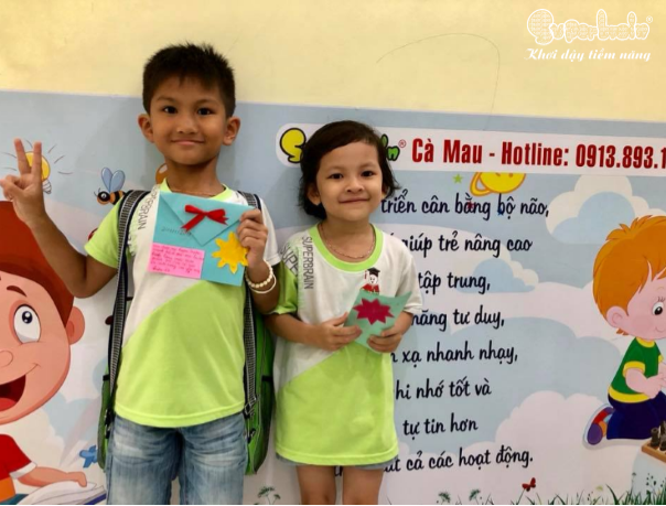 (Chúng con sẽ luôn cố gắng học giỏi để không phụ lòng mẹ và các cô)