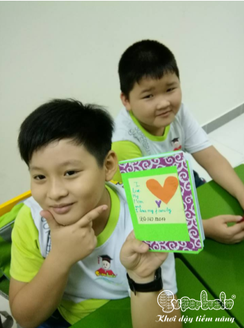 (Con là Superman của mẹ đấy ạ!)