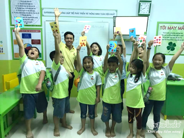 (Chúng con yêu mẹ nhiều lắm)