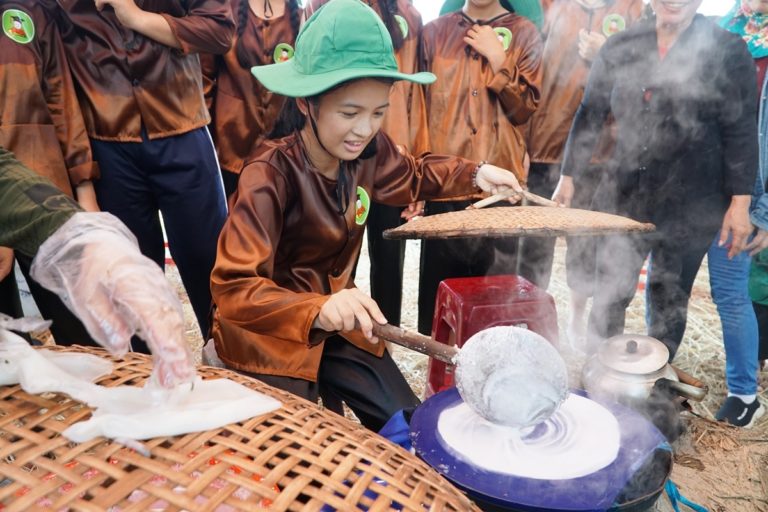 Các nữ sinh học cách làm bánh tráng gạo truyền thống.