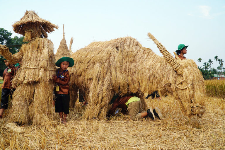Để chuẩn bị cho lễ hội , các nghệ nhân đã làm nhiều hình nộm miêu tả cuộc sống thôn quê.