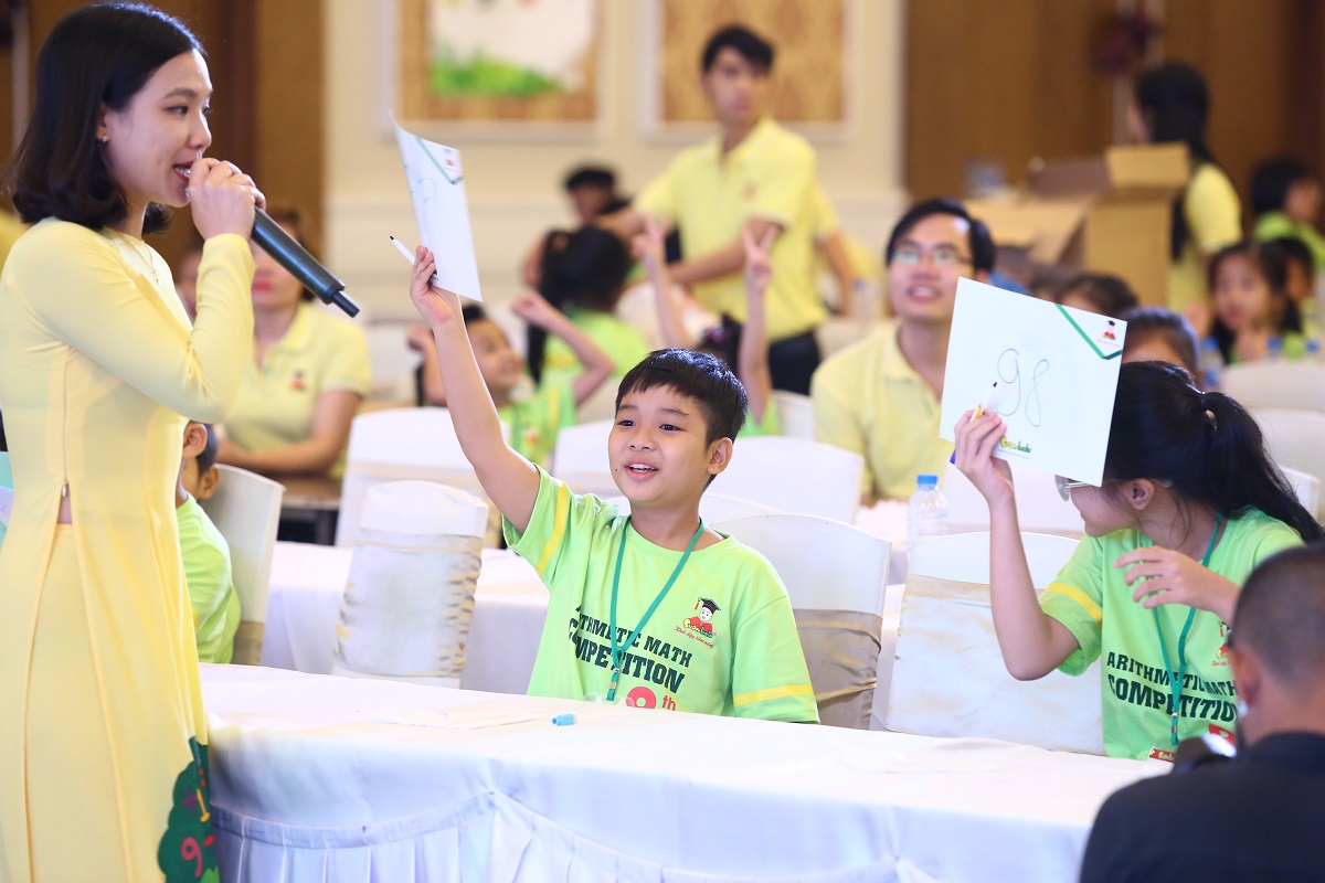 Hai thí sinh bảng B tranh giải Nhất phần thi Online để giành suất tài trợ đi thi cuộc thi quốc tế tại Thái Lan