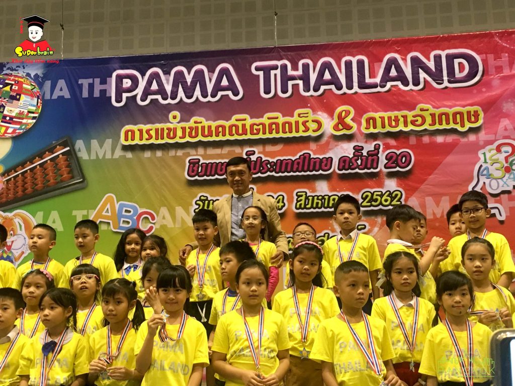 Thí sinh Trần Ngọc Trung Kiên (bên phải đại diện BTC) xuất sắc đạt huy chương