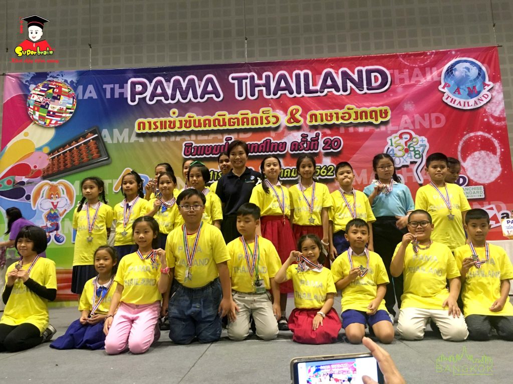 Thí sinh Lằm Quốc Cường và Phạm Nguyễn Khánh Hoàng nhận huy chương khuyến khích