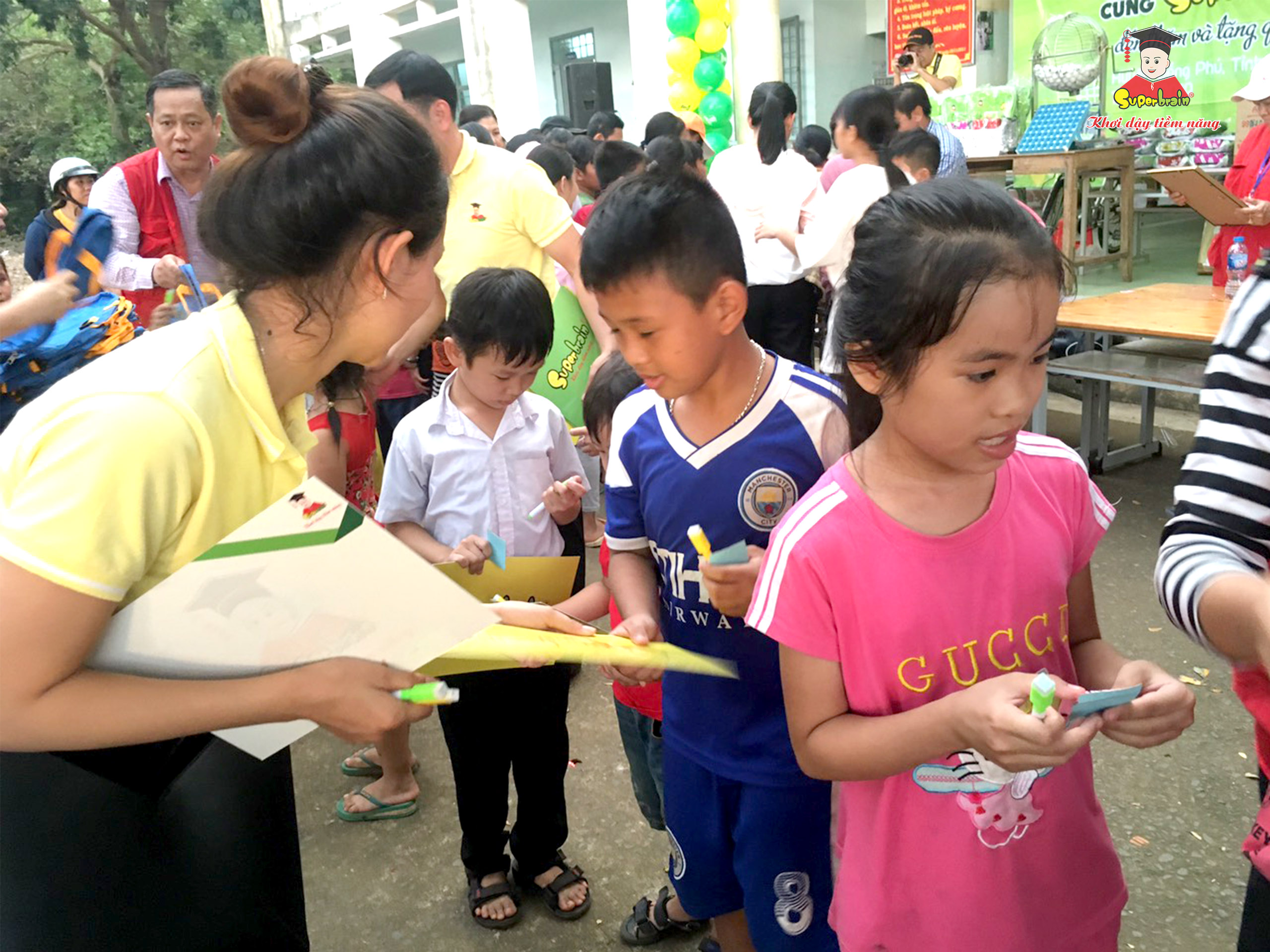 “SUPERBRAIN VÌ CỘNG ĐỒNG” – THĂM VÀ TRAO QUÀ CHO TRẺ EM BÌNH PHƯỚC