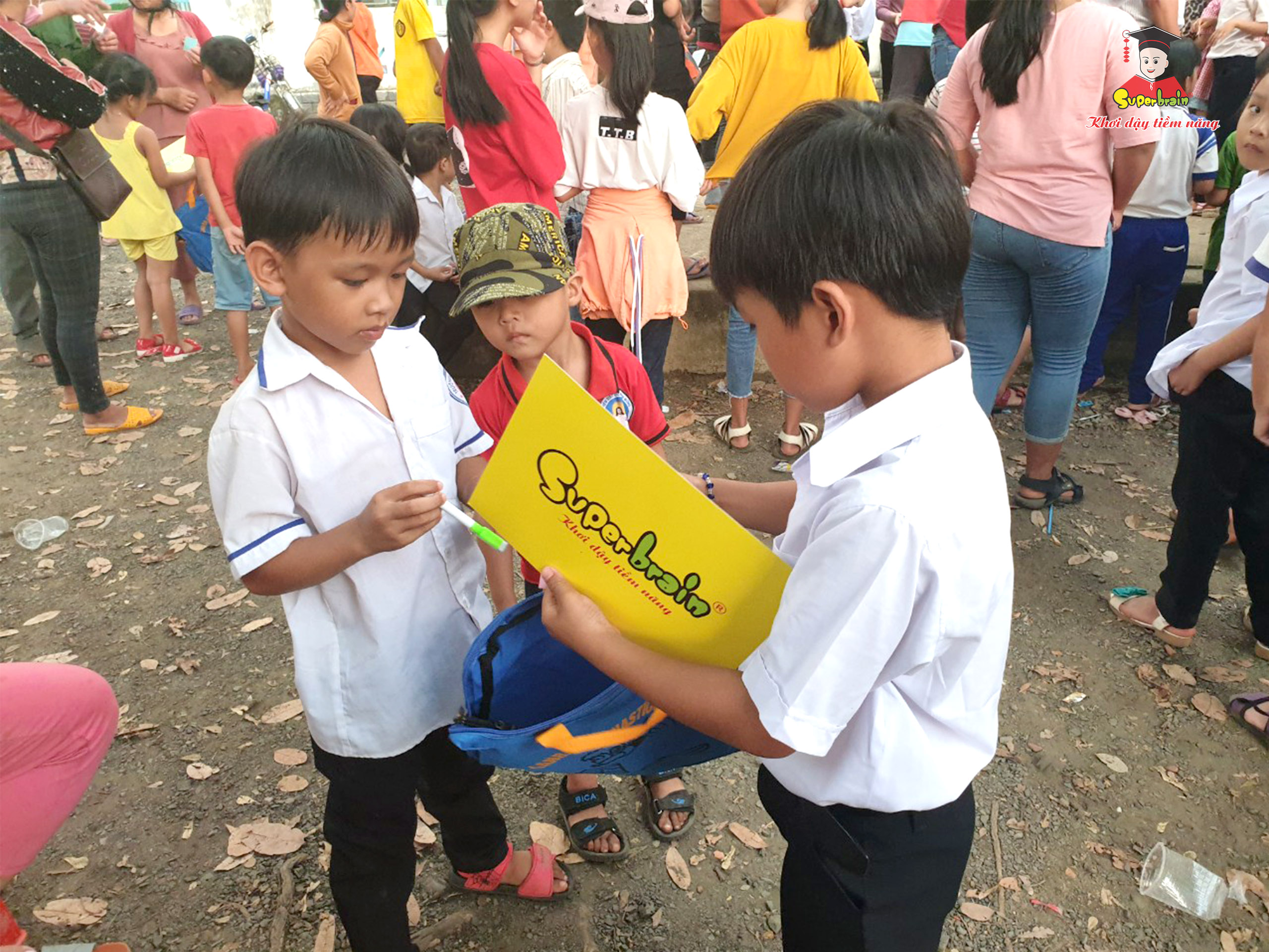 “SUPERBRAIN VÌ CỘNG ĐỒNG” – THĂM VÀ TRAO QUÀ CHO TRẺ EM BÌNH PHƯỚC
