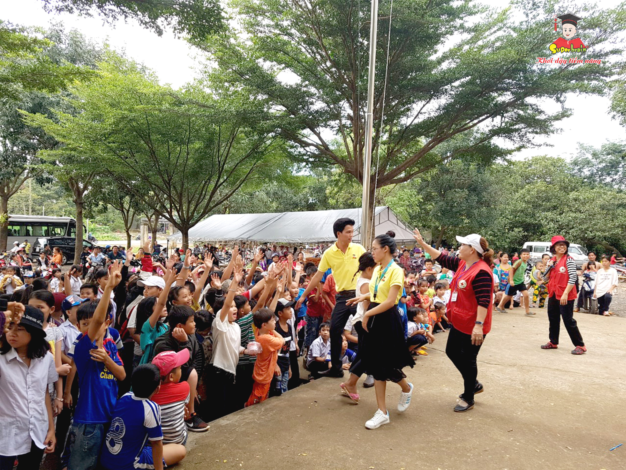 “SUPERBRAIN VÌ CỘNG ĐỒNG” – THĂM VÀ TRAO QUÀ CHO TRẺ EM BÌNH PHƯỚC