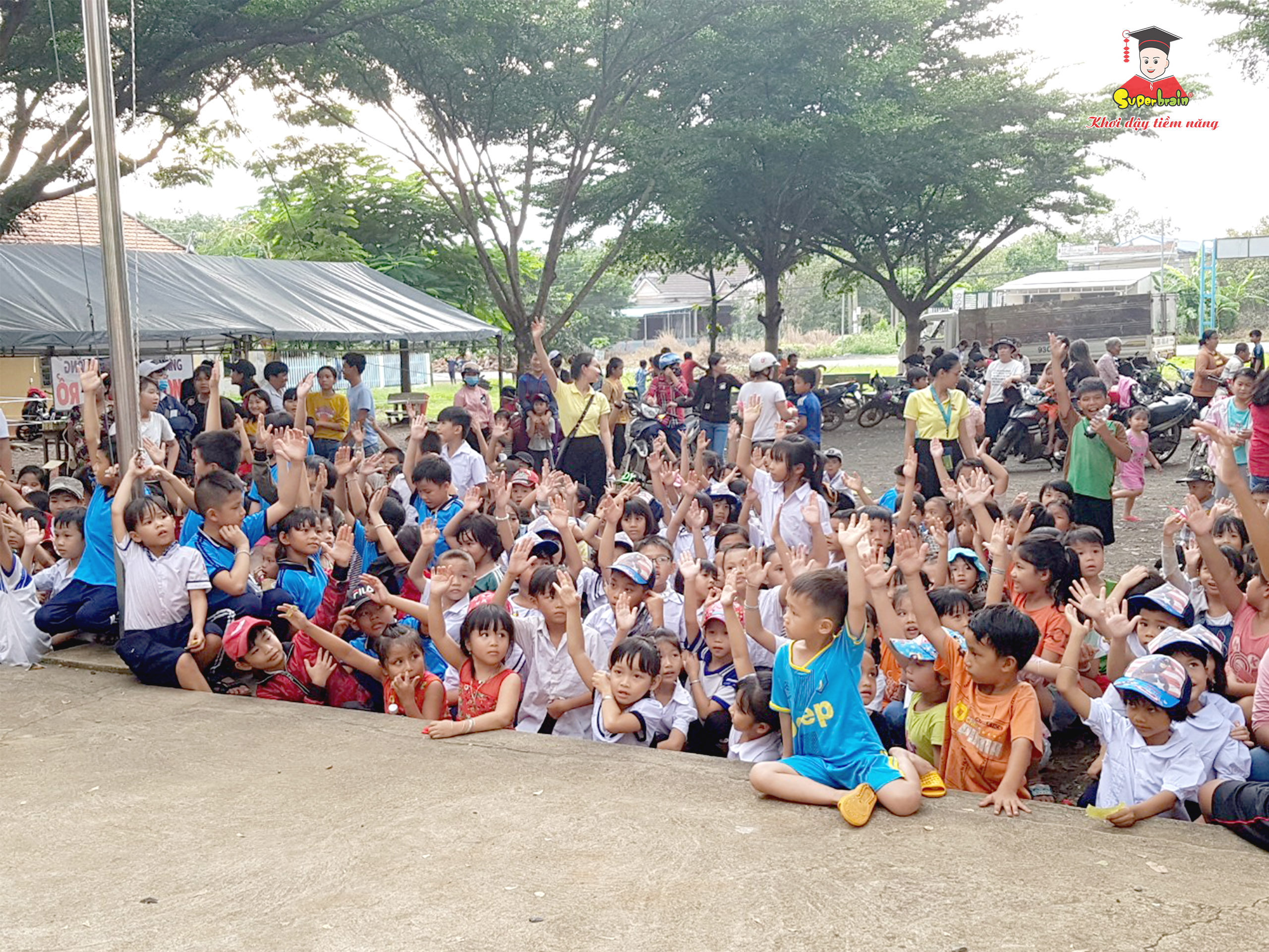“SUPERBRAIN VÌ CỘNG ĐỒNG” – THĂM VÀ TRAO QUÀ CHO TRẺ EM BÌNH PHƯỚC