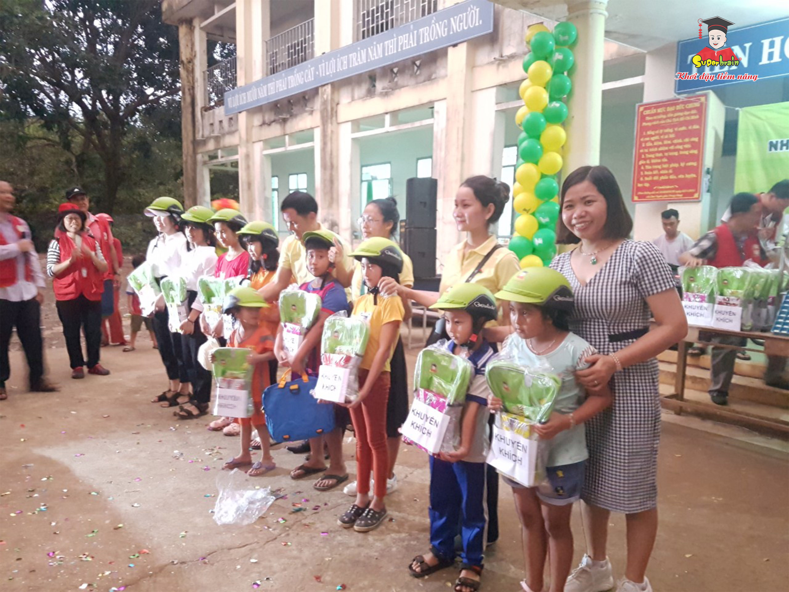 “SUPERBRAIN VÌ CỘNG ĐỒNG” – THĂM VÀ TRAO QUÀ CHO TRẺ EM BÌNH PHƯỚC