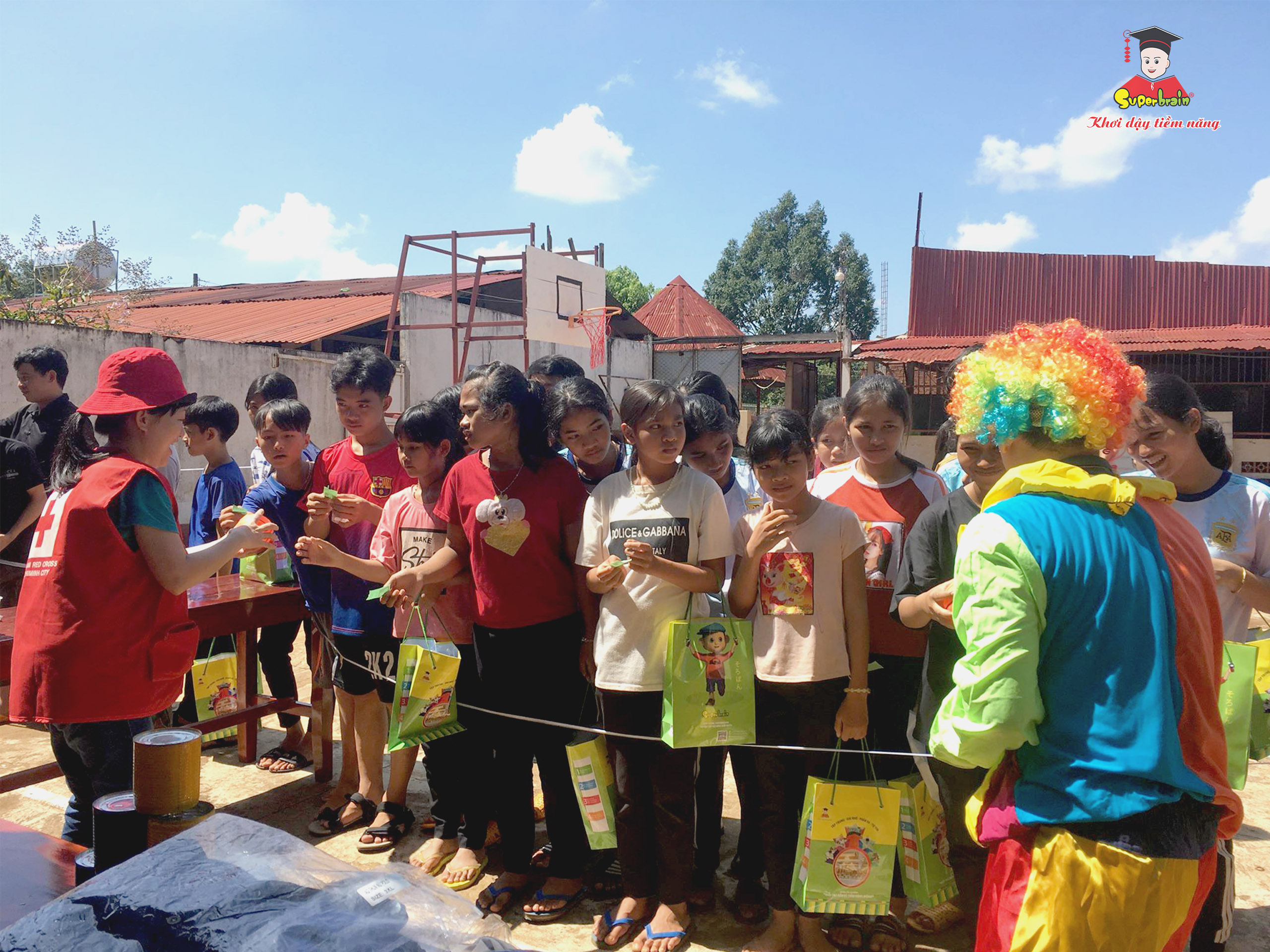 “SUPERBRAIN VÌ CỘNG ĐỒNG” – THĂM VÀ TRAO QUÀ CHO TRẺ EM BÌNH PHƯỚC