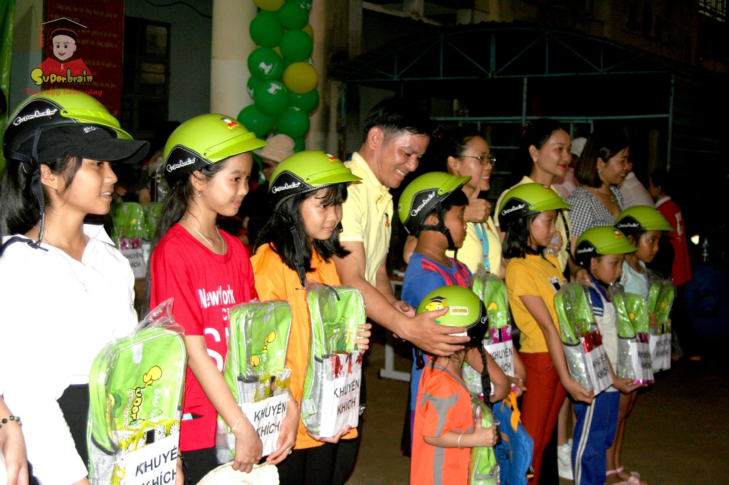 “SUPERBRAIN VÌ CỘNG ĐỒNG” – THĂM VÀ TRAO QUÀ CHO TRẺ EM BÌNH PHƯỚC