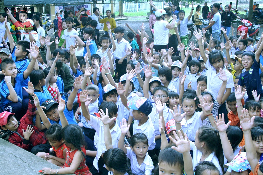 “SUPERBRAIN VÌ CỘNG ĐỒNG” – THĂM VÀ TRAO QUÀ CHO TRẺ EM BÌNH PHƯỚC