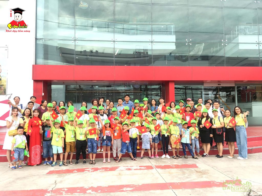 Đoàn Superbrain Việt Nam chụp hình lưu niệm trước địa điểm thi