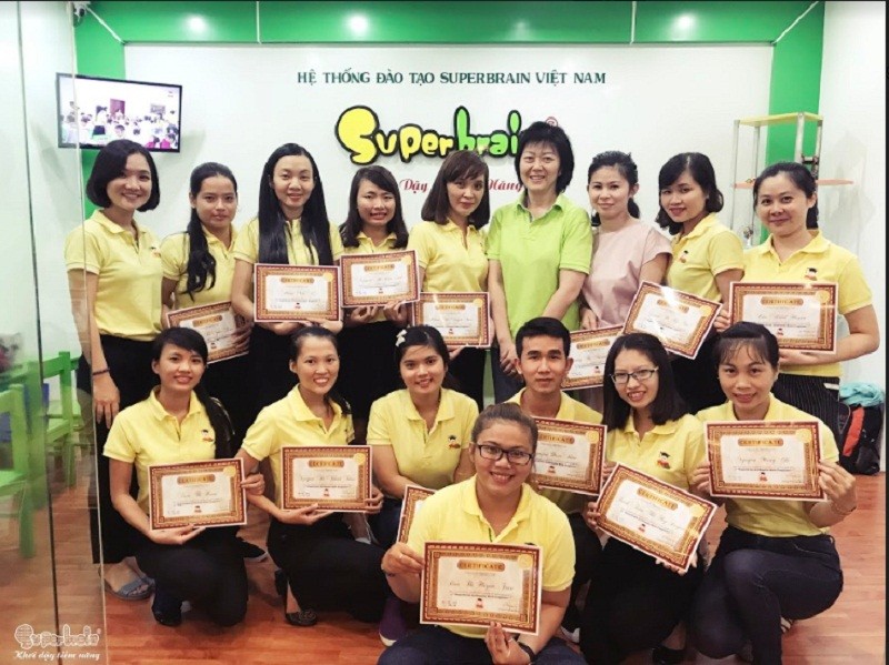 Chụp hình cùng chuyên gia đào tạo Mrs. Siraya Thapanangkun