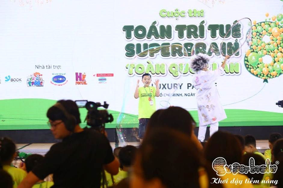 Được là chính mình, giúp trẻ TỰ TIN THỂ HIỆN TÀI NĂNG trên sân khấu trước hàng ngàn khán giả.