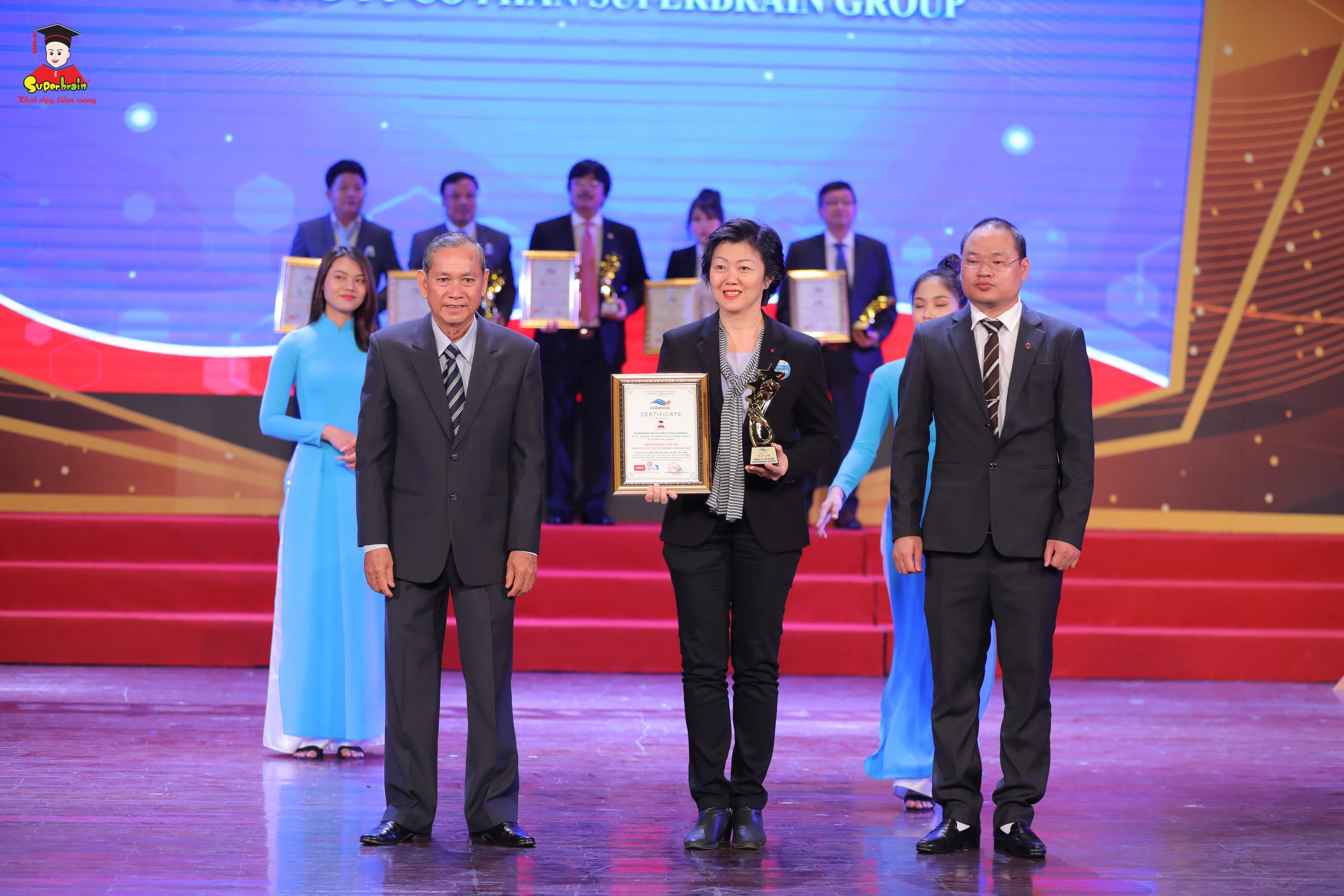 Bà Siraya Thapanangkun nhận giải thưởng đại diện Superbrain Việt Nam tại lễ vinh danh.