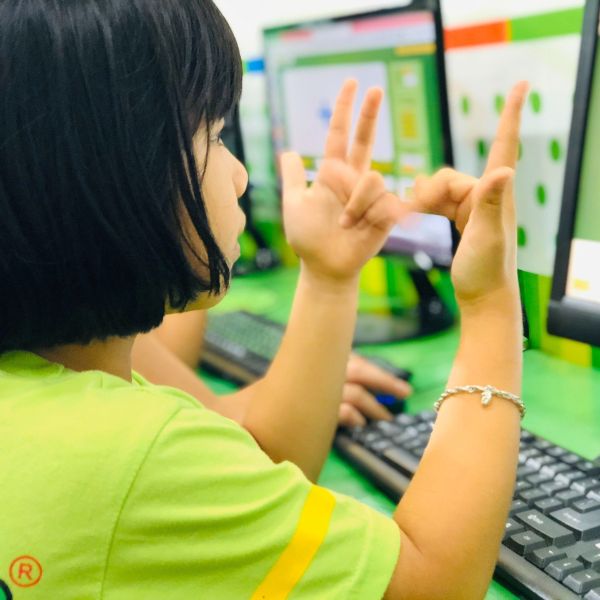 FingerMath sử dụng các ngón tay để tính toán con số lên đến 99