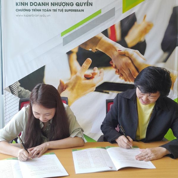 Thuyền trưởng Thái Thị Huyền tái ký hợp đồng Superbrain Ninh Thuận 