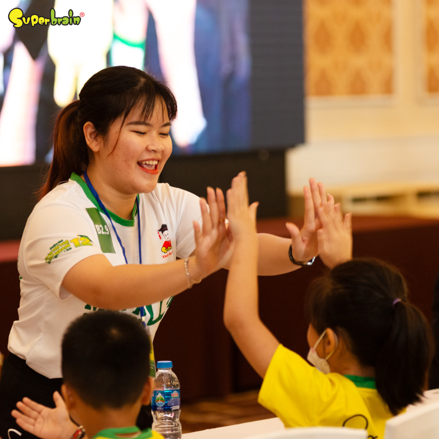 Ba Mẹ có thể cho Trẻ gặp Thầy Cô