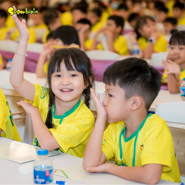 Trẻ òa khóc không chịu đến trường – dấu hiệu cần ba mẹ quan tâm và hỗ trợ kịp thời