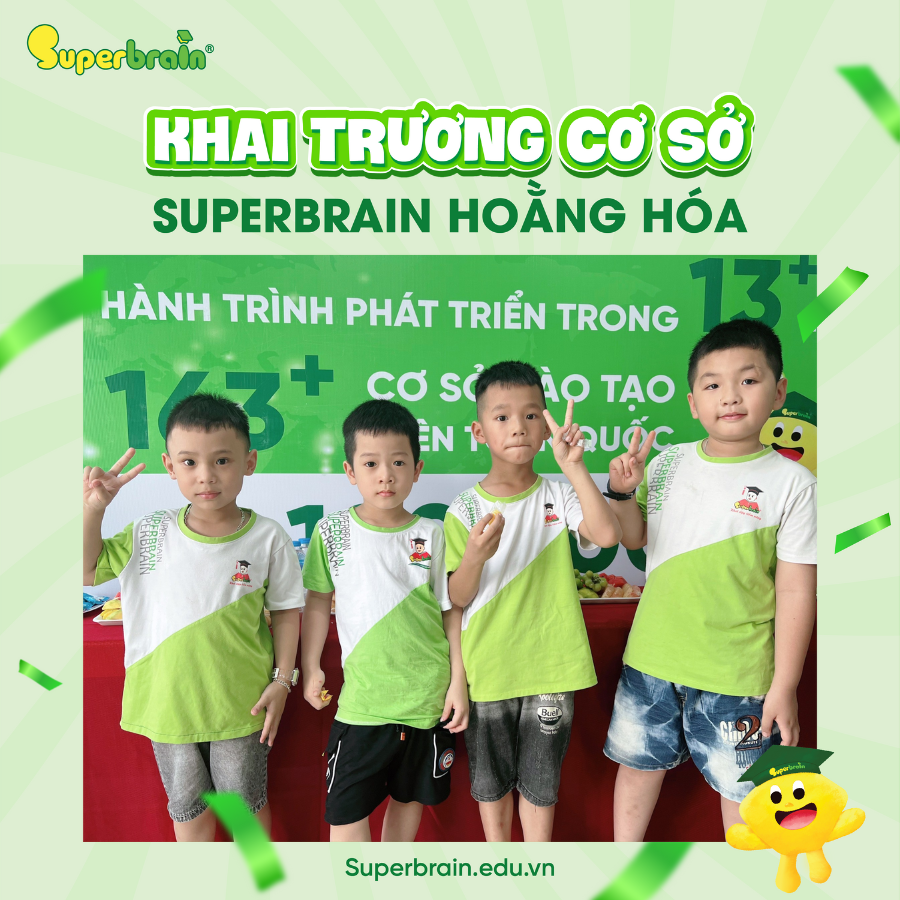 Các bạn nhỏ tại khu vực nô nức đến nhận quà