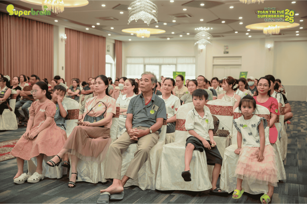 Hình ảnh Phụ huynh xem các con thi qua màn ảnh 