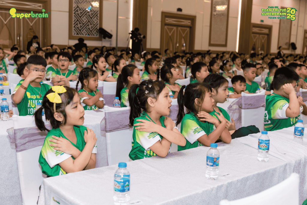 Hình ảnh các bạn nhỏ tham gia hoạt náo cùng MC