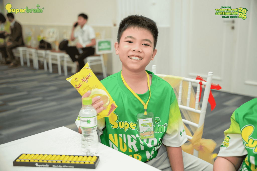 Hình ảnh các bé ăn bánh nghỉ giữa giờ1