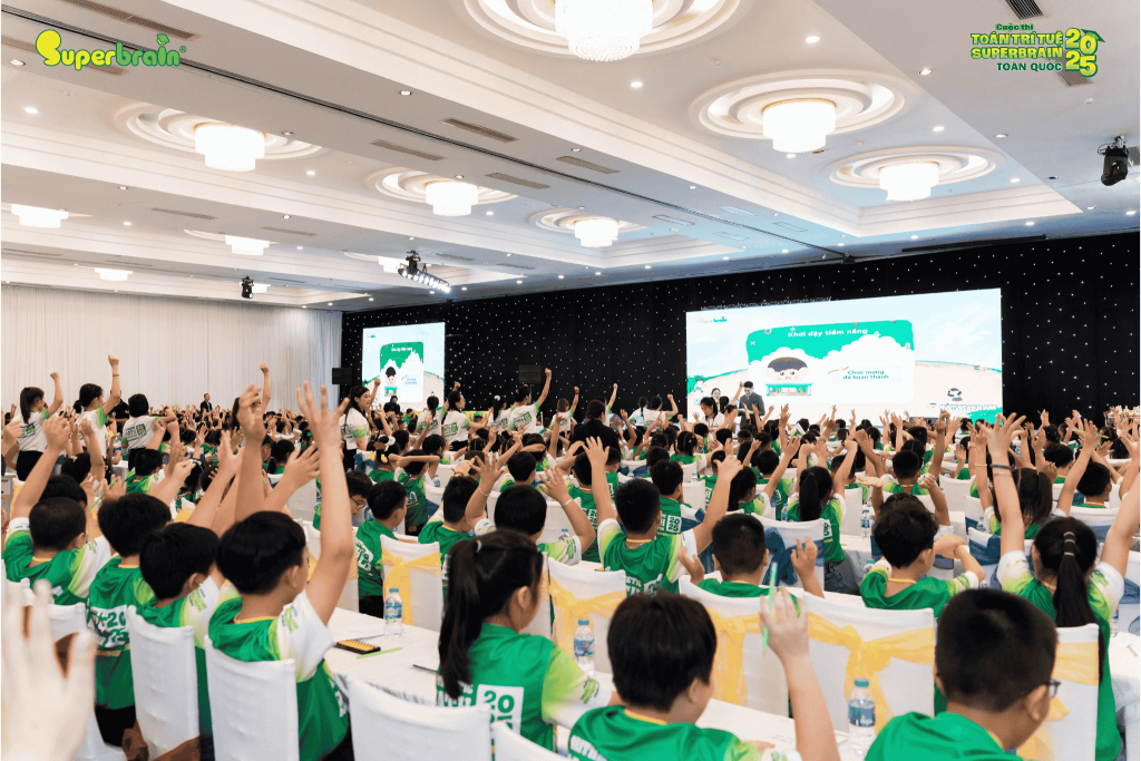 Hình ảnh các thí sinh nghe Cô tuyên thệ