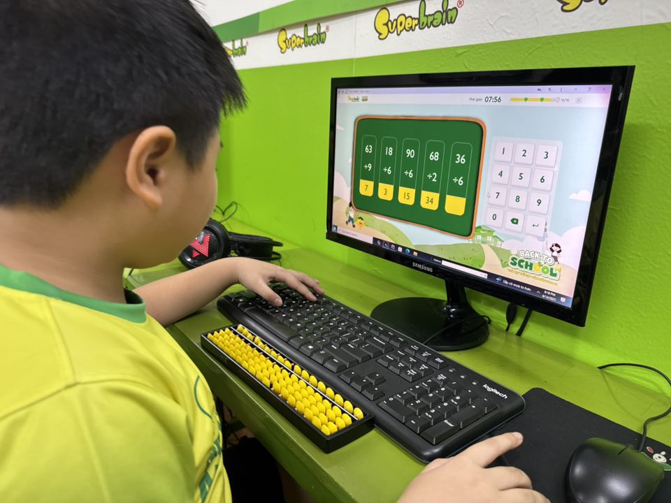 Học viên Superbrain thành thạo kỹ năng thông qua luyện tập với phần mềm