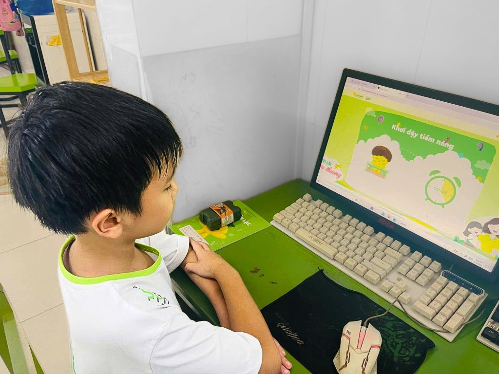 Trẻ hình thành thói quen tự giác học tập